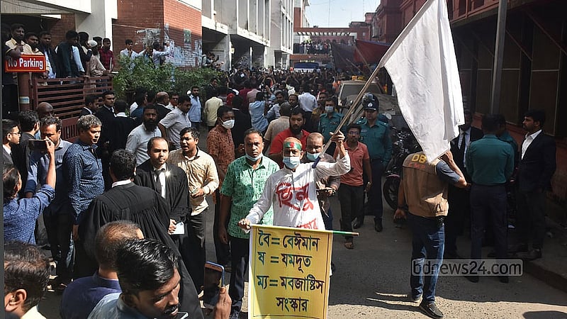 চট্টগ্রাম আদালত প্রাঙ্গণে চিন্ময় কৃষ্ণ দাশের মুক্তির দাবিতে বিক্ষোভ করেন সনাতন ধর্মালম্বীরা
