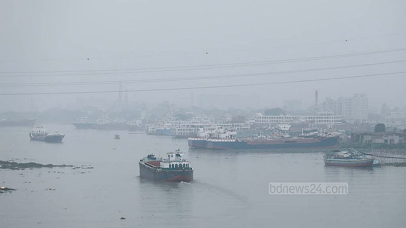 কলকারখানার ধোঁয়ায় ছেয়ে গেছে বুড়িগঙ্গার আকাশ। রোববার দুপুর ২টায় তোলা