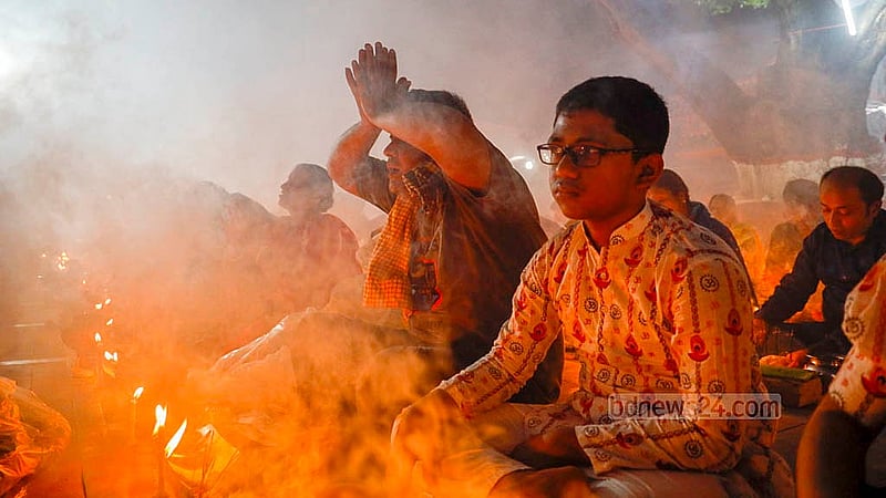 নারায়ণগঞ্জের বারদী লোকনাথ আশ্রমে মঙ্গলবার ‘রাখের উপবাস’ বা ‘কার্তিক ব্রত’ অনুষ্ঠানে প্রার্থনারত ভক্তরা