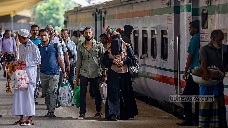 ঢাকার কমলাপুর রেলওয়ে স্টেশনে বৃহস্পতিবার পরিবারের সদস্যদের নিয়ে ট্রেনে করে অনেকেই বাড়ি যাচ্ছেন