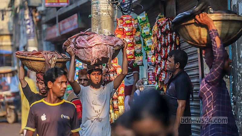 ঈদের দিন বিকালে রাজধানীর লালবাগের পোস্তায় শ্রমিকদের ব্যস্ততা