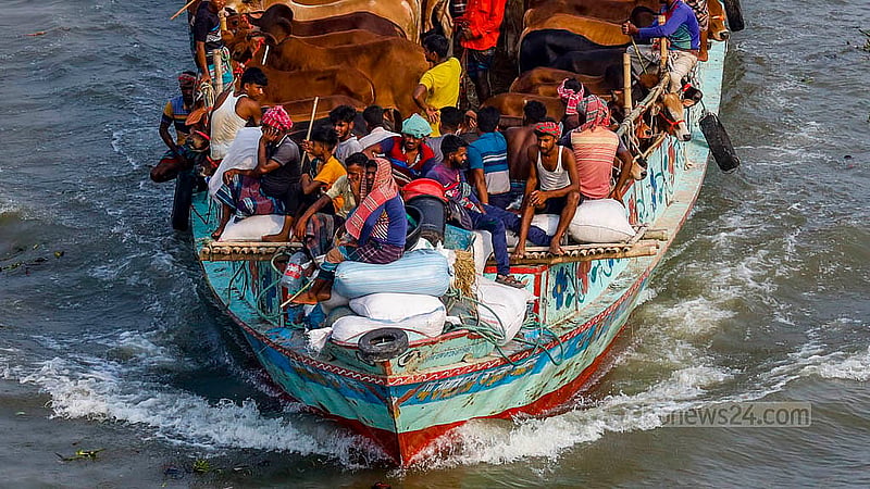 ট্রলারের এক পাশে রয়েছে গরু অন্য পাশে গরুর মালিক ও গরুর খাবার। ঢাকার কোনো কোরবানির পশুর হাটে নেওয়া হচ্ছে এসব গরু