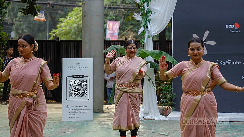ফ্লো ফেস্টের দ্বিতীয় দিন বিকালে গুলশানে বিচারপতি সাহাবুদ্দিন আহমদ পার্কে শাস্ত্রীয় নৃত্য উপভোগ করেন দর্শনার্থীরা