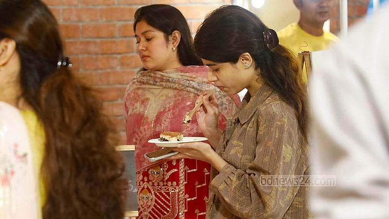 রাজধানীর তেজগাঁওয়ে আলোকি কনভেনশন সেন্টারে আয়োজিত ‘ফুড ফেস্টিভ্যালে’ খাবার কেনার আগে পরখ করে দেখারও সুযোগ রয়েছে