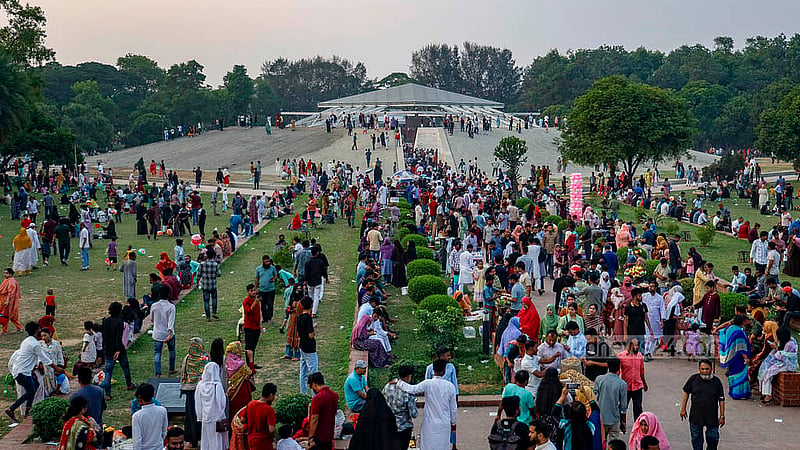 সাপ্তাহিক ছুটির দিন শুক্রবার বিকালে ঢাকার জিয়া উদ্যানে মানুষের ঢল নামে