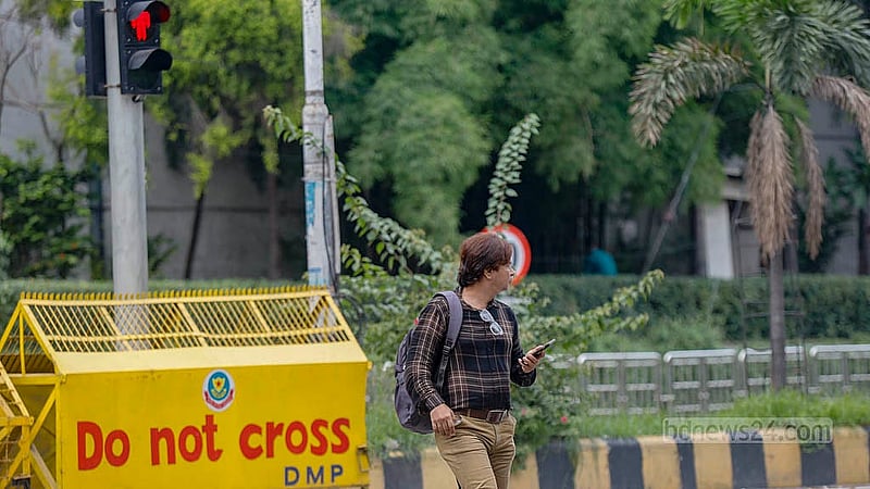 ট্রাফিক সিগন্যালে পথচারী পারাপারের জন্য রয়েছে নিদিষ্ট স্থান, আছে লাল-সবুজ বাতিও। কিন্তু সিগন্যাল মানছেন না কেউ