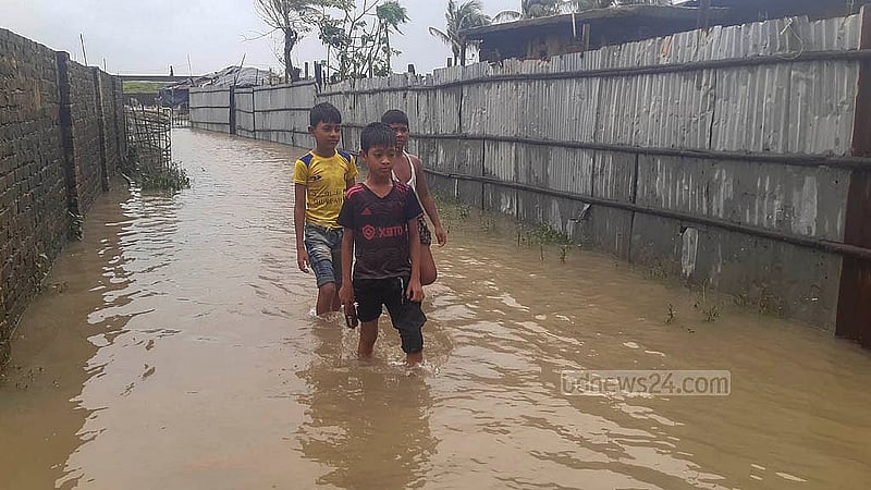 টানা কয়েক দিনের ভারি বৃষ্টি ও পাহাড়ি ঢলে তলিয়ে গেছে টেকনাফের বিভিন্ন সড়ক