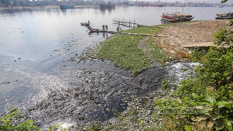 রাজধানীর শ্যামপুর ধলেশ্বর গুদারা ঘাট এলাকায় ডাইং করাখানার বর্জ্যে রঙিন বুড়িগঙ্গার পানি
