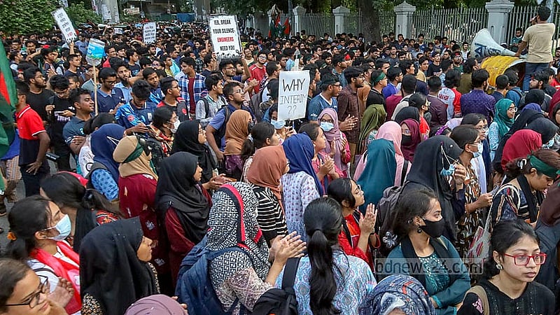 আগের দিনের কর্মসূচিতে পুলিশের লাঠিপেটার প্রতিবাদে বৃহস্পতিবার ডিএমপি সদর দপ্তর অভিমুখে মিছিল বের করেন বাংলাদেশ প্রকৌশল বিশ্ববিদ্যালয় (বুয়েট) শিক্ষার্থীরা।
