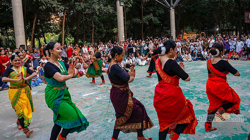 ফ্লো ফেস্টের দ্বিতীয় দিন বিকালে গুলশানে বিচারপতি সাহাবুদ্দিন আহমদ পার্কে শাস্ত্রীয় নৃত্য উপভোগ করেন দর্শনার্থীরা