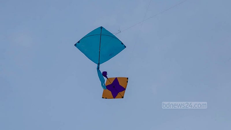 পৌষের শেষ দিন মঙ্গলবার সাকরাইন উৎসবে পুরান ঢাকার আকাশে ছিল নানা রঙের ঘুড়ি