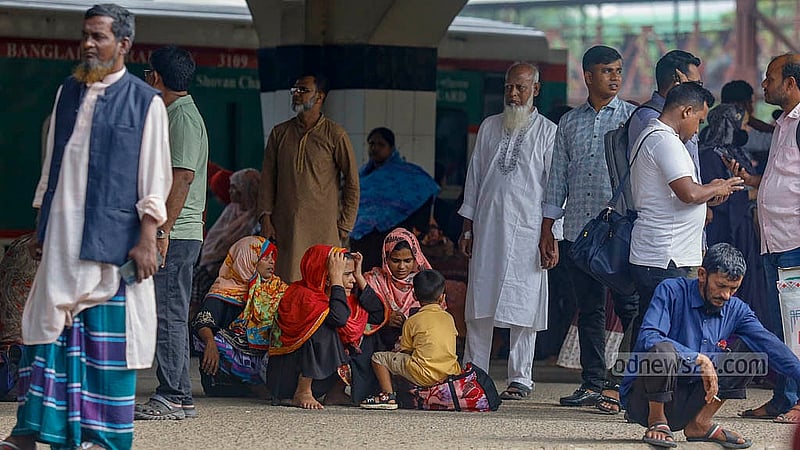 ট্রেন দুর্ঘটনার কারণে শুক্রবার দিনভর শিডিউল বিপর্যয়ে পড়ে ঢাকার কমলাপুর স্টেশন। ট্রেনের অপেক্ষায় স্টেশনের মেঝেতে বসে সময় পার করেন অনেকে