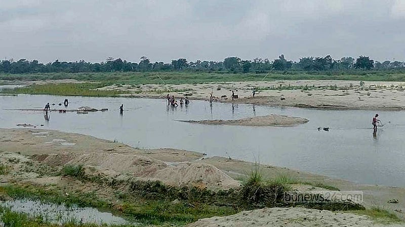 পঞ্চগড়ের তেঁতুলিয়া উপজেলার মহানন্দা ও ডাহুক নদীর সামান্য গভীরেই মেলে নুড়িপাথর