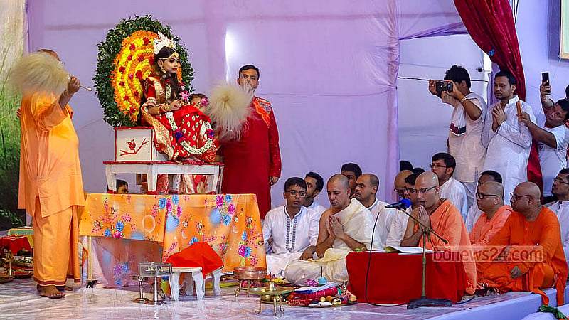ঢাকার রামকৃষ্ণ মিশনে শুক্রবার কুমারি পূজার মন্ত্র পাঠ করছেন পুরোহিত