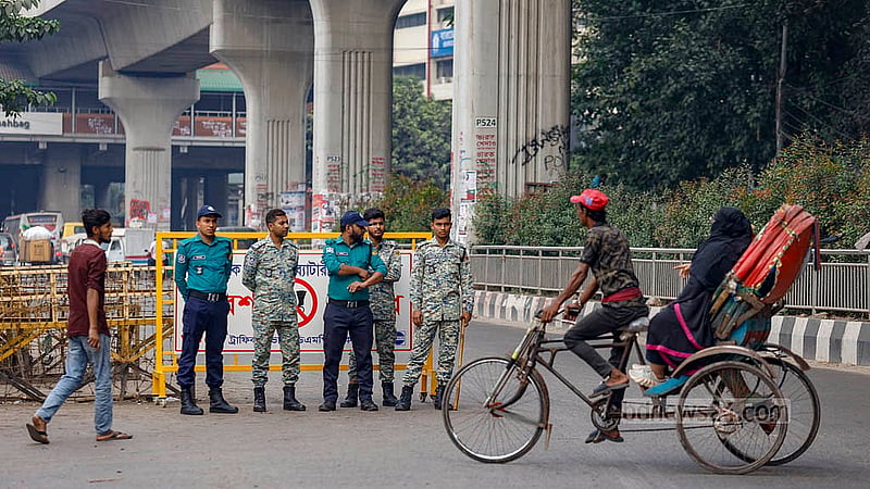 রাজধানীর শাহবাগ মোড়ে উঠতে দেওয়া হচ্ছে না কোনো রিকশা। ব্যাটারিরিকশা থেকে শুরু করে প্যাডেলচালিত রিকশা চলাচল বন্ধ করে রেখেছে পুলিশ