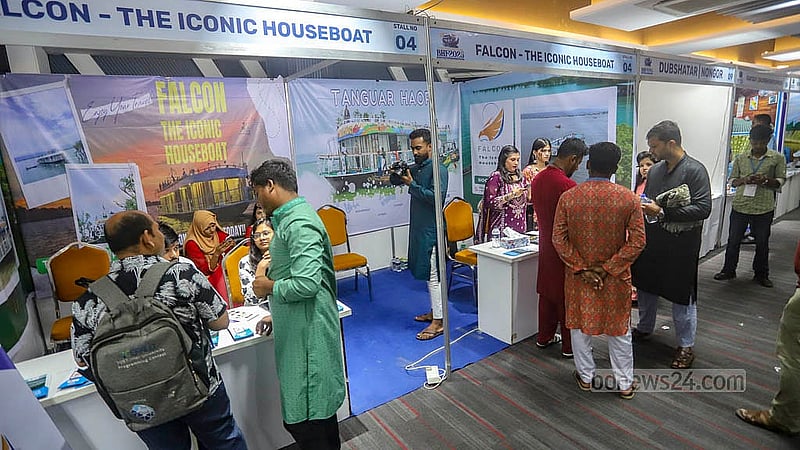 রাজধানীর আগারগাঁওয়ে পর্যটন ভবনে হাউজবোট মেলায় মানুষের ভিড়। শনিবার পর্যন্ত চলবে এ মেলা