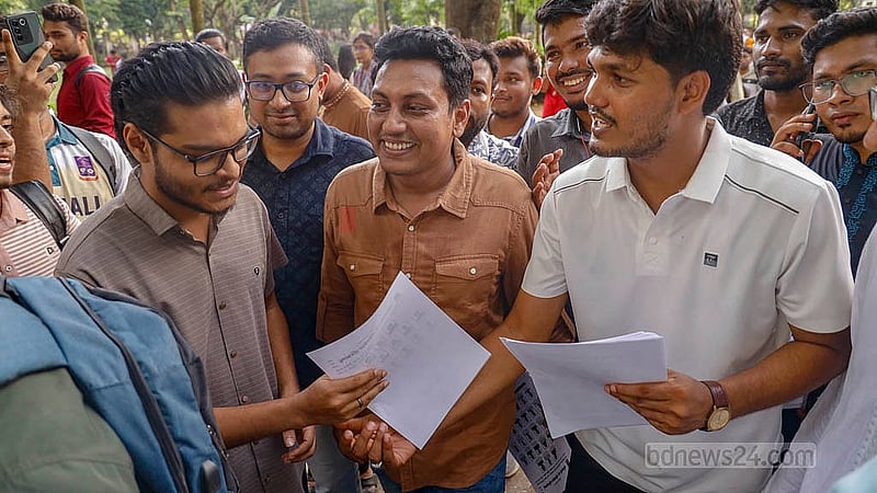 ডাকসু নির্বাচনের প্রচার শুরুর প্রথম দিনে মঙ্গলবার কলা ভবনের সামনে শিক্ষার্থীদের হাতে লিফলেট তুলে দেন ছাত্রদলের প্যানেলের ভিপি প্রার্থী আবিদুল ইসলাম খান
