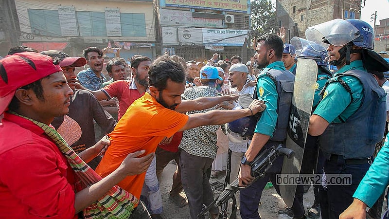 ঢাকার দয়াগঞ্জ এলাকায় বুধবার সড়ক অবরোধ করে বিক্ষোভ দেখান ব্যাটারিচালিত রিকশার চালকরা। এ সময় পুলিশ তাদের সড়ক থেকে সরে যেতে বললে চালকদের সঙ্গে ধাক্কাধাক্কি হয়।