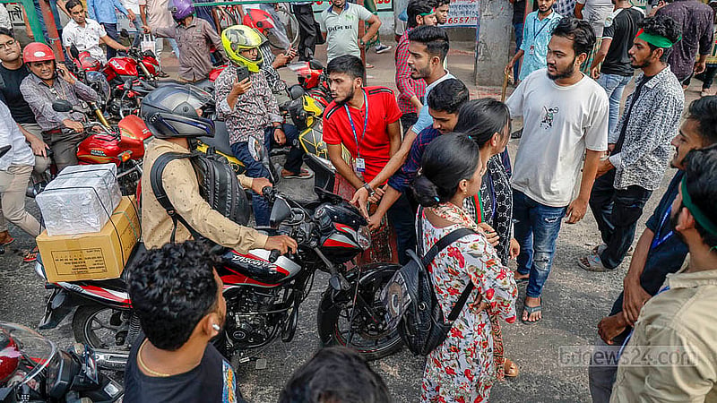 ঢাকা বিশ্ববিদ্যালয়ের অধিভুক্তি থেকে মুক্তি এবং স্বতন্ত্র বিশ্ববিদ্যালয়ে রূপান্তরের দাবিতে বুধবার ফের সড়কে নামেন সাত কলেজের শিক্ষার্থীরা