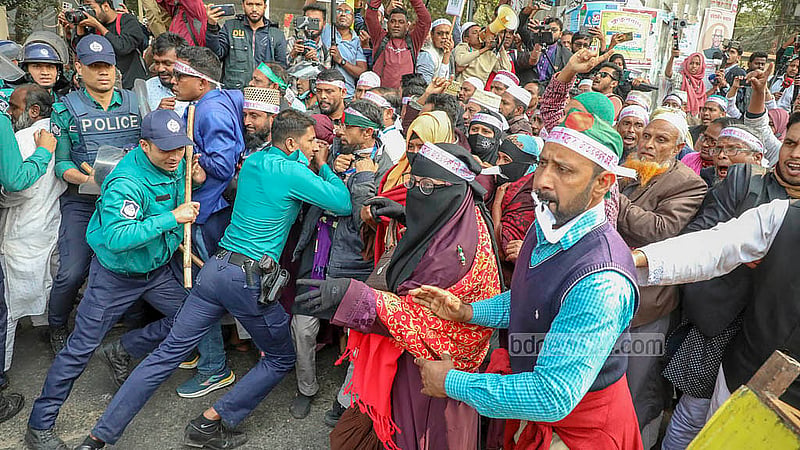 এবতেদায়ী মাদরাসা শিক্ষক ঐক্যজোটের মিছিল শাহবাগ পৌঁছালে তাদের আটকে দেয় আইনশৃঙ্খলা বাহিনী