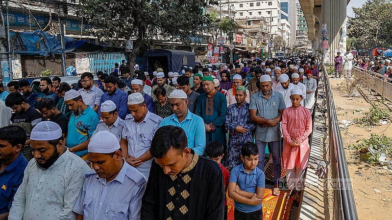 রোজার মাসের প্রথম জুমায় বায়তুল মোকাররম জাতীয় মসজিদে জায়গা না পেয়ে সড়কেও নামাজ আদায় করে মানুষ