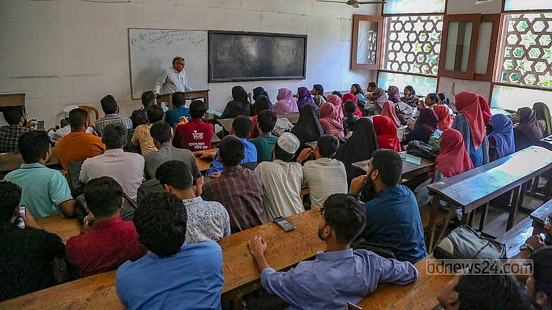 সাড়ে তিন মাস বন্ধ থাকার পর রোববার ক্লাসে ফিরেছেন ঢাকা বিশ্ববিদ্যালয়ের শিক্ষার্থীরা
