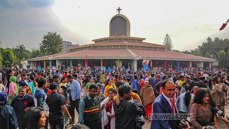 বড়দিনের সকালে বুধবার ঢাকার তেজগাঁওয়ের হলি রোজারি চার্চে খ্রিষ্টান ধর্মাবলম্বীরা।