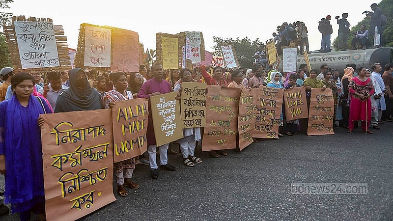রাজধানীর মানিক মিয়া অ্যাভিনিউয়ে শুক্রবার ‘নারীর ডাকে মৈত্রী যাত্রা’ কর্মসূচিতে অংশ নেয় বিভিন্ন নারী সংগঠন