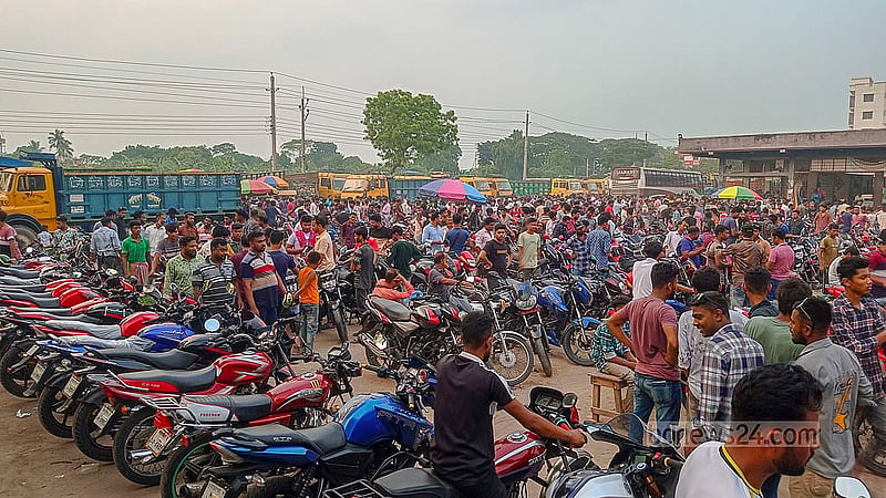 চুয়াডাঙ্গার আলমডাঙ্গা রেলস্টেশন সংলগ্ন পৌর বাস টার্মিনালে বসে পুরনো মোটরসাইকেলের হাট। প্রতিদিন সকাল থেকে দুপুর পর্যন্ত এ হাটে চলে বেচাকেনা