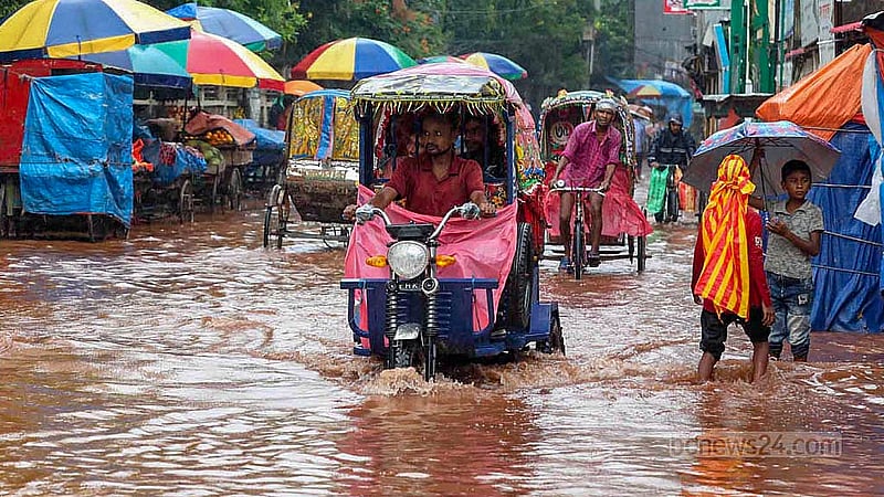 বৃষ্টিতে বৃহস্পতিবার ঢাকার মুগদা মেডিকেল কলেজ হাসপাতালের সামনের সড়কে সৃষ্টি হয় জলাবদ্ধতা; যদিও বৃষ্টি না থাকলেও বেহাল এ সড়ক মাঝেমধ্যে সুয়ারেজের পানিতে তলিয়ে যায়।