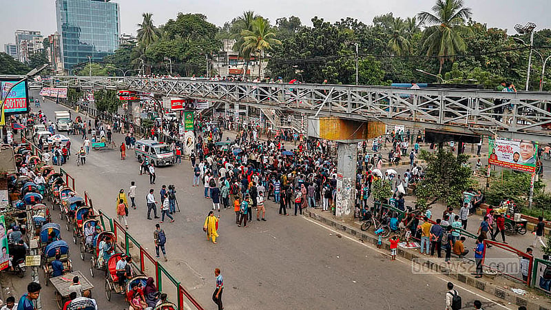 স্বতন্ত্র বিশ্ববিদ্যালয়ের দাবিতে বুধবার ঢাকার মিরপুর সড়কে বিক্ষোভ করেন সাত কলেজের শিক্ষার্থীরা