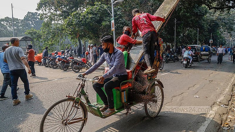 ধানমন্ডির ৩২ নম্বরে শেখ মুজিবের বাড়িতে ভাঙচুরের পর লোহার বিভিন্ন সরঞ্জাম লুট করতে শুরু করে একদল মানুষ