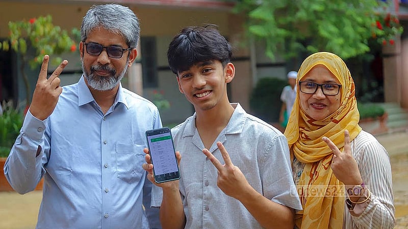 এসএসসি পরীক্ষায় ভালো ফলাফলের খবরে বাবা-মাকে ঘিরে উচ্ছ্বসিত মতিঝিল আইডিয়াল স্কুল অ্যান্ড কলেজের এক শিক্ষার্থী
