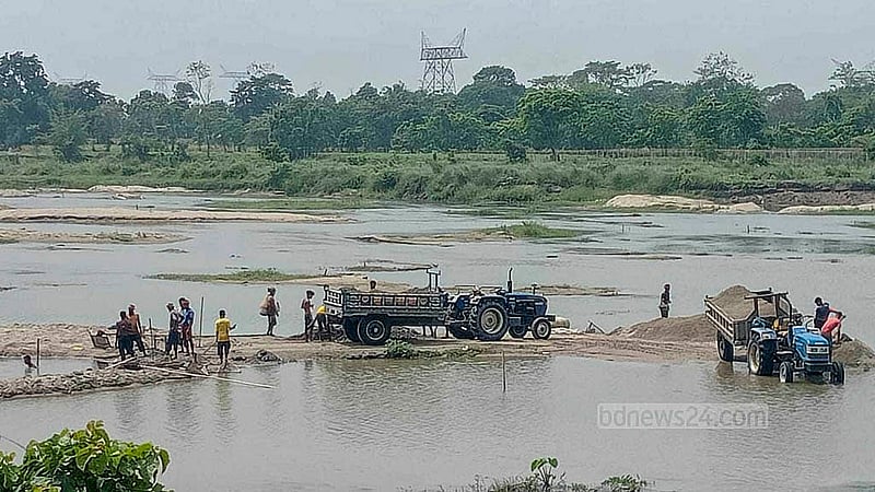 পঞ্চগড়ের তেঁতুলিয়া উপজেলার মহানন্দা নদী থেকে তোলা নুড়িপাথর বহনের কাজে অনেকে ব্যবহার করেন ট্রাক্টর