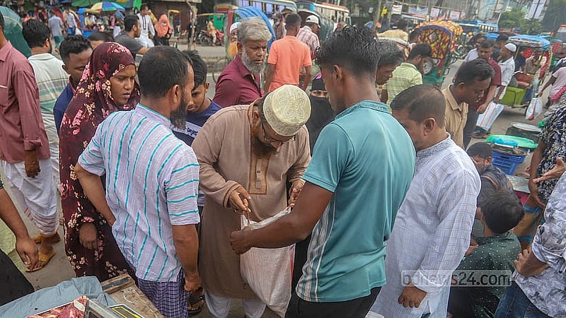 রাজধানীর নয়াবাজার এলাকায় মাংস কেনার জন্য এক বিক্রেতাকে ঘিরে ধরেছে কয়েকজন। দরদাম মিলে গেলেই বেচা হয়ে যাচ্ছে