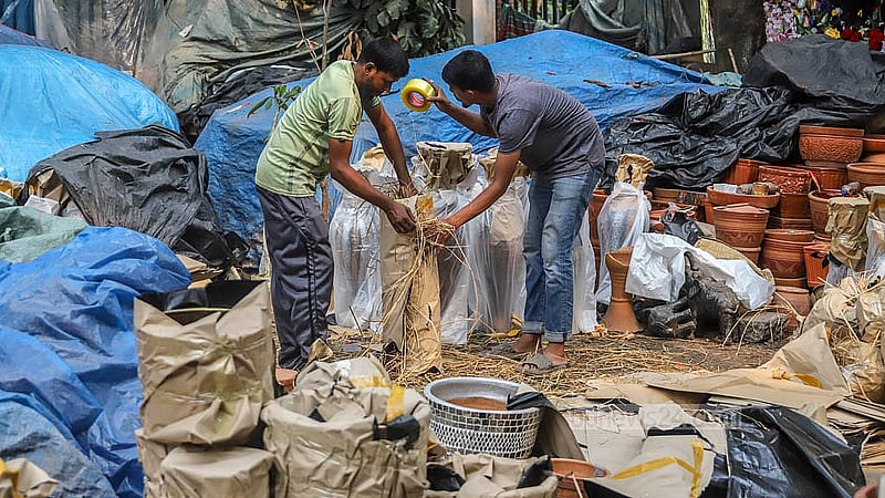 মাটির পণ্য যাতে না ভাঙে, সেজন্য যত্নসহকারে প্যাকেট করা হচ্ছে। এসব পণ্য নিয়ে যাওয়া হবে চট্টগ্রামের লালদীঘি মাঠে বলীখেলা ঘিরে আয়োজিত বৈশাখী মেলায়