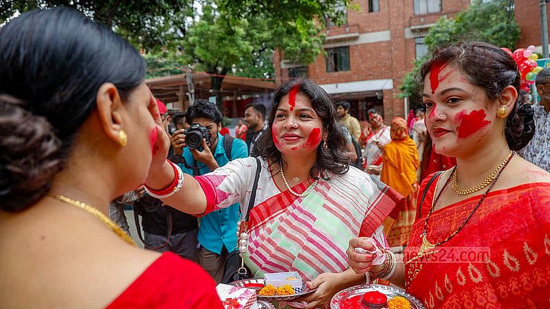 প্রতিমা বিসর্জনের আগে রোববার ঢাকেশ্বরী মন্দিরে সিঁদুর খেলা