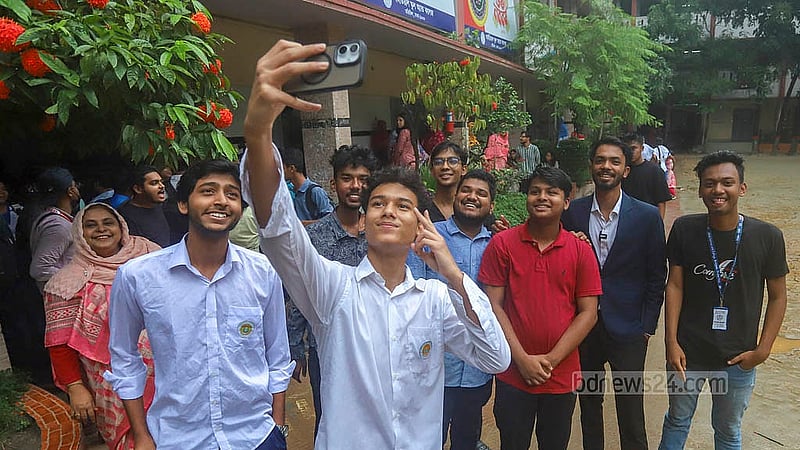 এসএসসি পরীক্ষায় ভালো ফলের আনন্দে মোবাইল ফোনের ক্যামেরায় নিজেদের ফ্রেমবন্দি করেন মতিঝিল আইডিয়াল স্কুল অ্যান্ড কলেজের শিক্ষার্থীরা