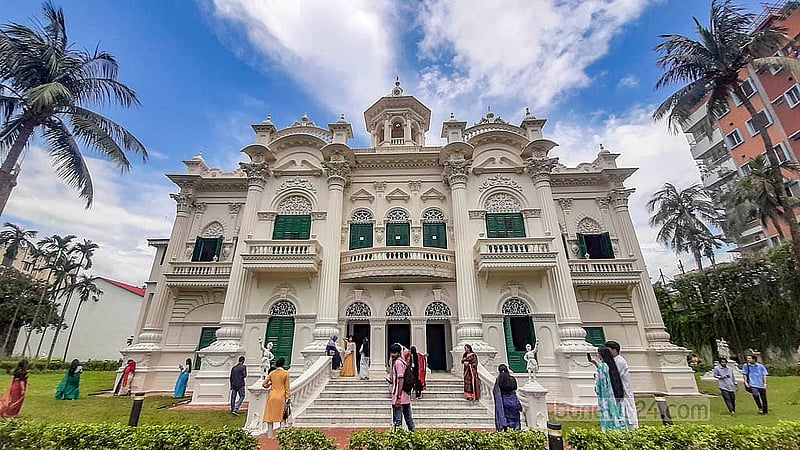 রোজ গার্ডেনে প্রবেশ ফি ৩০ টাকা। খোলা থাকে সোমবার থেকে শনিবার; সকাল ১০টা থেকে বিকাল ৫টা পর্যন্ত। রোববার পূর্ণ দিবস আর  সোমবার ২টা থেকে ৫টা পর্যন্ত খোলা থাকে রোজ গার্ডেন
