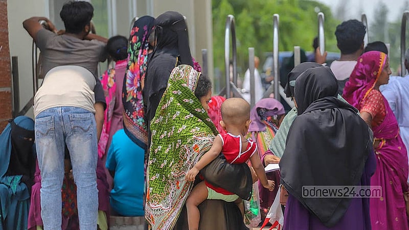 বন্দী স্বজনের সঙ্গে দেখা করতে ঢাকা কেন্দ্রীয় কারাগারে শিশু সন্তানদেরও নিয়ে আসেন অনেকে