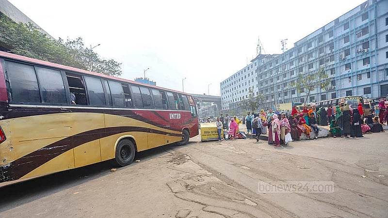 বনানীর চেয়ারম্যান বাড়ি ইউটার্নে সোমবার নারী পোশাক শ্রমিক নিহতের ঘটনায় সহকর্মীরা বিমানবন্দর সড়ক অবরোধ করেন