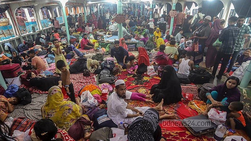 লঞ্চ ছাড়ার সময় এখনও হয়নি; তার আগেই যাত্রীতে ভরে গেছে ডেক। বৃহস্পতিবার সদরঘাটের চিত্র