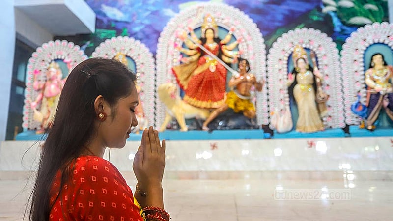 ষষ্ঠীপূজার মধ্য দিয়ে দুর্গাপূজার আনুষ্ঠানিকতা শুরু হল বুধবার। পুরান ঢাকার ঢাকেশ্বরী জাতীয় মন্দিরে দেবী প্রতিমাকে প্রণাম করছেন এক নারী