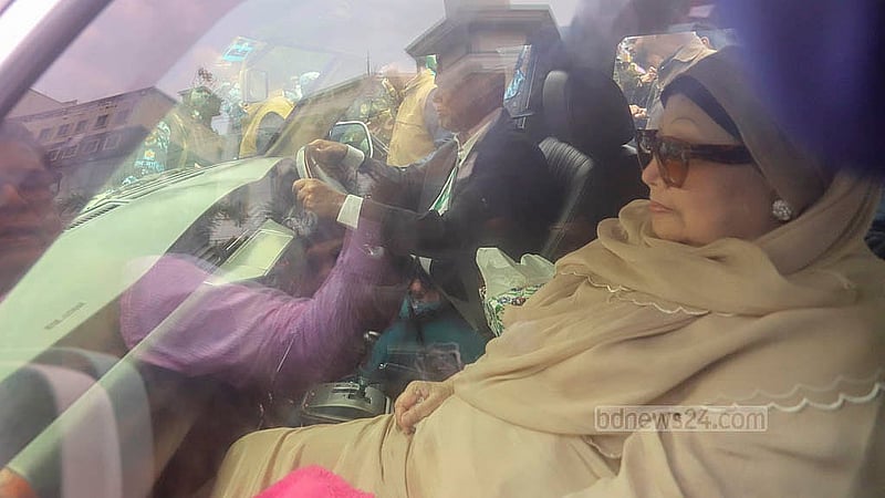 লন্ডনে চার মাস চিকিৎসার পর মঙ্গলবার দেশে ফেরেন বিএনপি চেয়ারপারসন খালেদা জিয়া। সকালে ঢাকার হযরত শাহজালাল আন্তর্জাতিক বিমানবন্দরে নেমে গুলশানের বাসা ‘ফিরোজা’র পথে রওনা হন তিনি