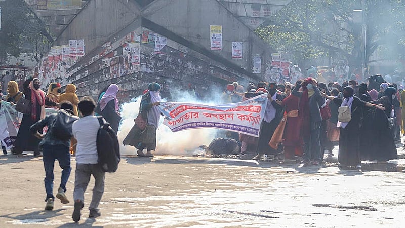 প্রাথমিক বিদ্যালয়ের সহকারী শিক্ষক পদে বাতিল হওয়া নিয়োগ ফিরে পাওয়ার দাবিতে সোমবার শাহবাগে চাকরিপ্রার্থীদের অবস্থান কর্মসূচিতে টিয়ারশেল ব্যবহার করে পুলিশ