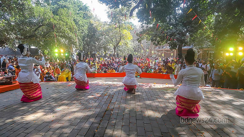ঢাকা বিশ্ববিদ্যালয়ের চারুকলার বকুলতলায় শুক্রবার সকালে বসন্ত উৎসবে শিল্পীদের নৃত্য পরিবেশনা
