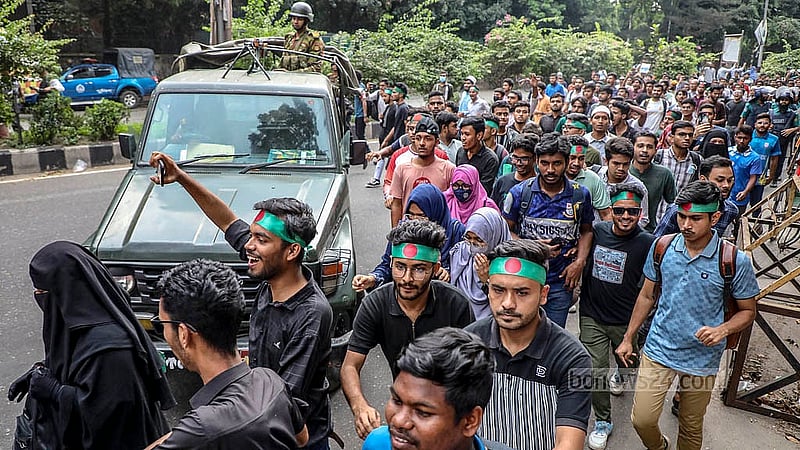 শিক্ষা ভবনের সামনে দেওয়া ব্যারিকেড ভেঙে সচিবালয়ের দিকে যান শিক্ষার্থীরা।