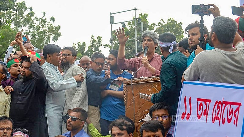 ঢাকায় কেন্দ্রীয় শহীদ মিনার প্রাঙ্গণে শনিবার ‘প্রাথমিক সহকারী শিক্ষক সংগঠন ঐক্য পরিষদের’ মহাসমাবেশ বক্তব্য দেন গণসংহতি আন্দোলনের প্রধান সমন্বয়কারী জোনায়েদ সাকি