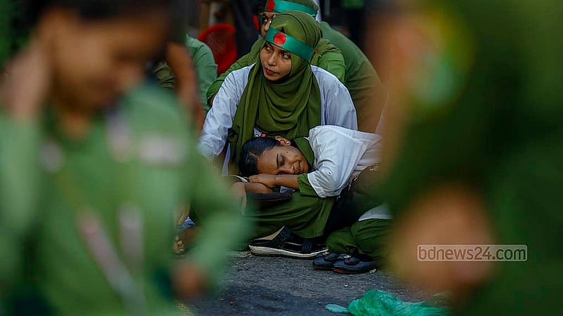 দাবি আদায়ের জন্য বুধবার রোদ-বৃষ্টি উপেক্ষা করে সড়ক অবরোধ করতে গিয়ে অনেক শিক্ষার্থী দিনের শেষ বেলায় ক্লান্ত হয়ে সড়কেই বসে পড়েন, কেউ আবার শুয়েও পড়েন