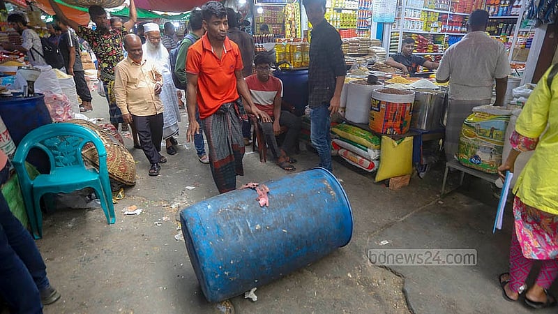 গুদাম থেকে দোকানে নিয়ে আসা হচ্ছে সয়াবিন তেলের ড্রাম। তেলের সংকটে বিক্রি করা হচ্ছে এই খোলা তেল। প্রতি লিটারের দাম ১৬০ টাকা